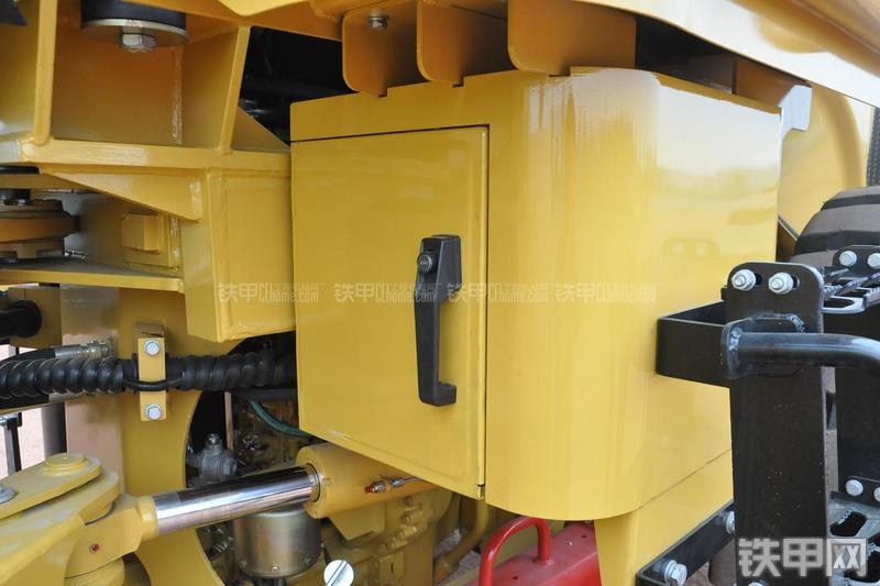 成工ZL50D-3装载机局部