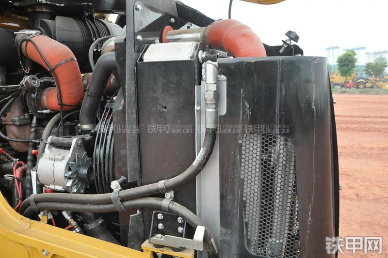 成工866HTC(可伸缩挖掘臂)挖掘装载机局部