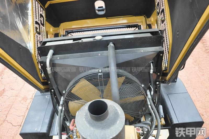 成工ZL50D-3装载机局部