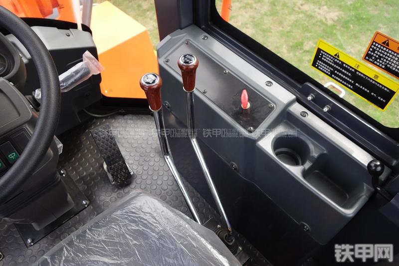 迪万伦DL301装载机局部