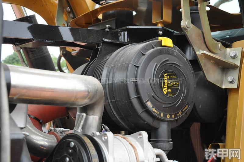 成工866HTC(可伸缩挖掘臂)挖掘装载机局部