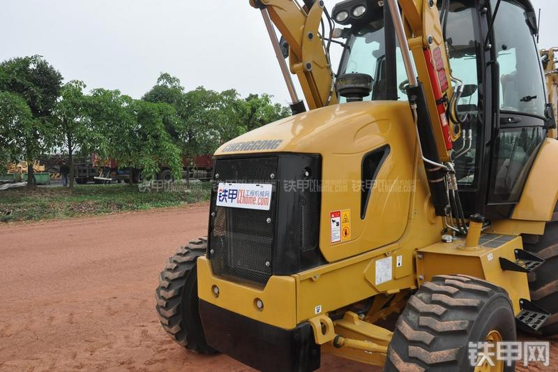 成工866HTC(可伸缩挖掘臂)挖掘装载机局部