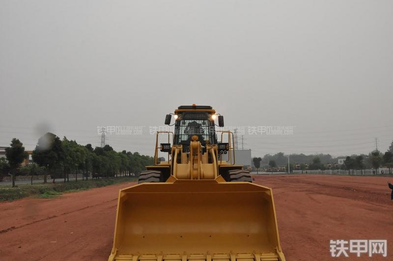 成工ZL50D-3装载机局部