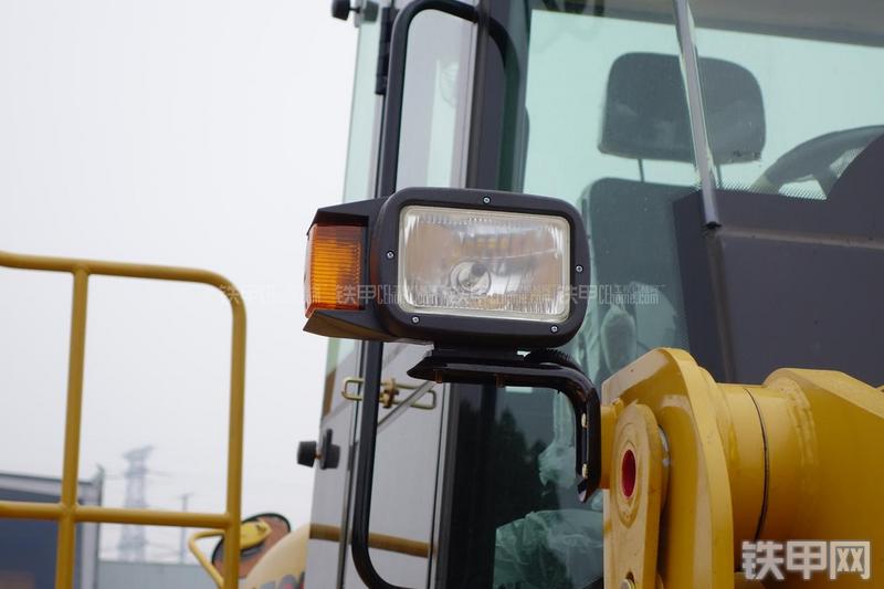 成工ZL50D-3装载机局部