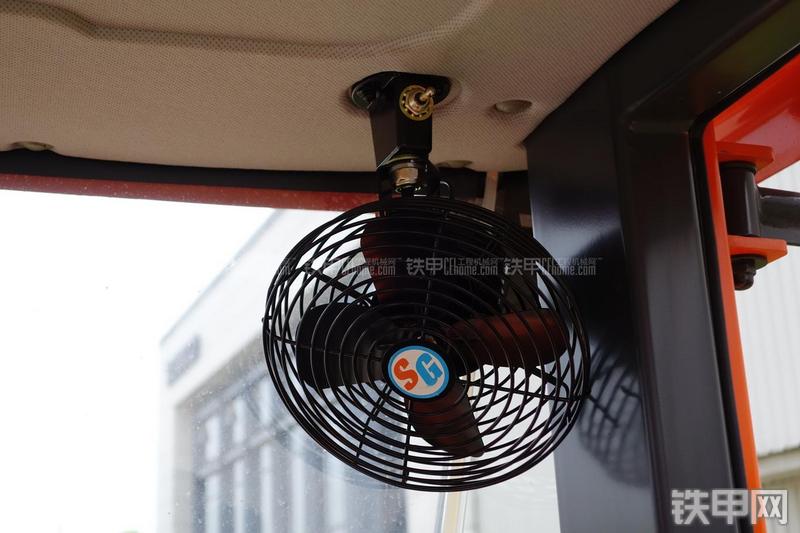 迪万伦DL301装载机局部