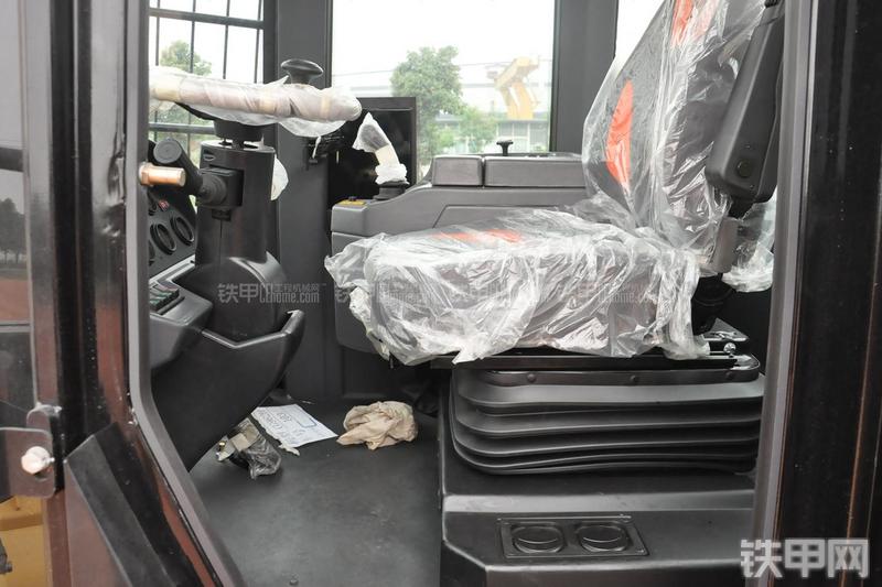 成工ZL50D-3装载机局部