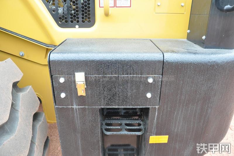 成工ZL50D-3装载机局部