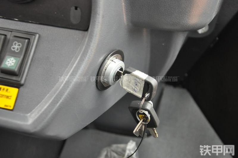 成工ZL50D-3装载机局部