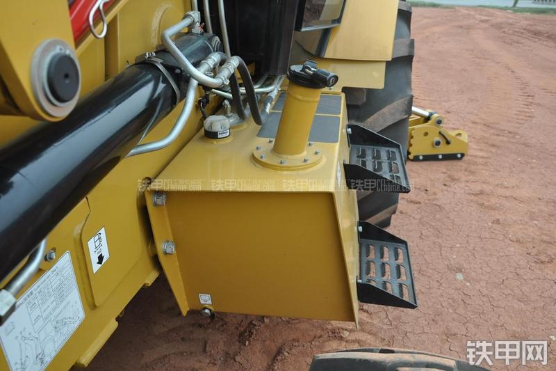 成工866HTC(可伸缩挖掘臂)挖掘装载机局部