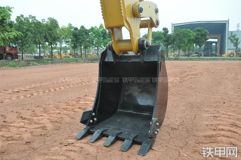 成工866HTC(可伸缩挖掘臂)挖掘装载机局部