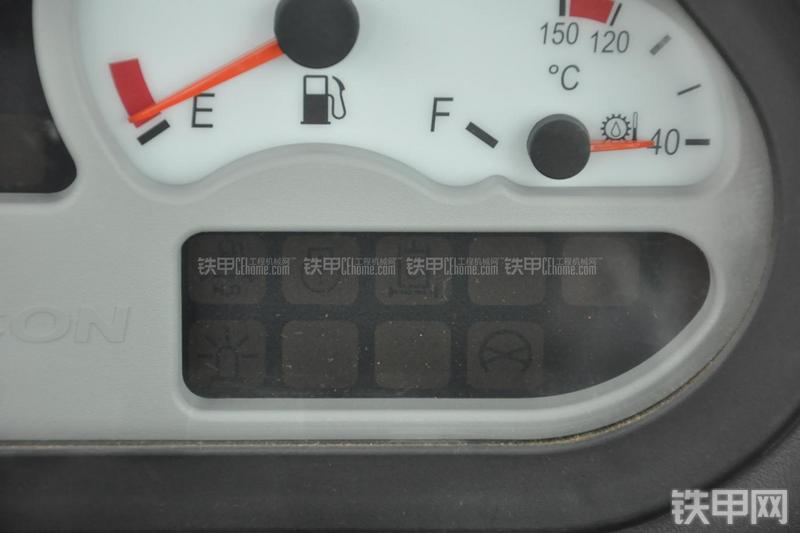 成工866HTC(可伸缩挖掘臂)挖掘装载机局部