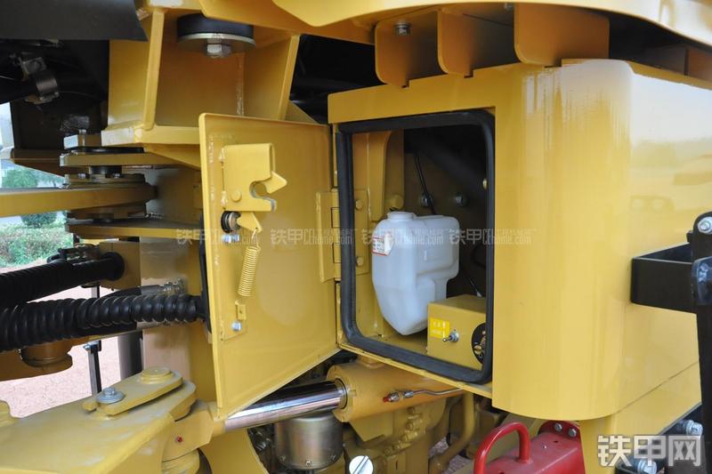 成工ZL50D-3装载机局部