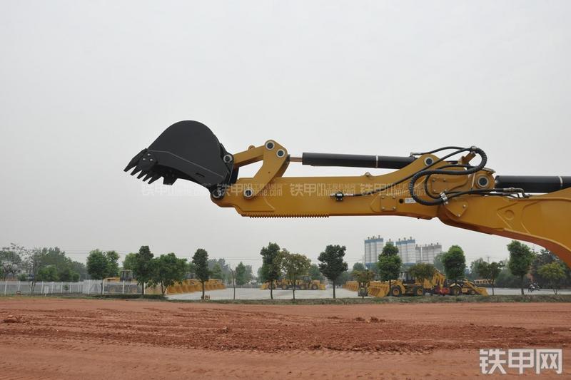 成工866HTC(可伸缩挖掘臂)挖掘装载机局部