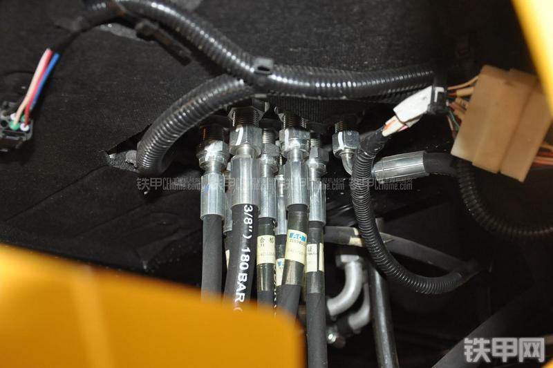 成工ZL50D-3装载机局部