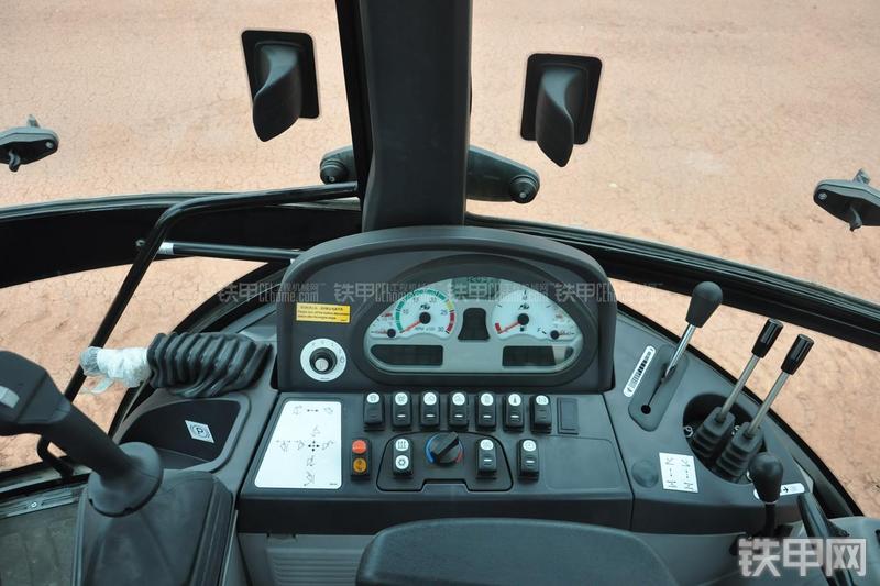 成工866HTC(可伸缩挖掘臂)挖掘装载机局部