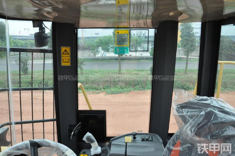 成工ZL50D-3装载机局部