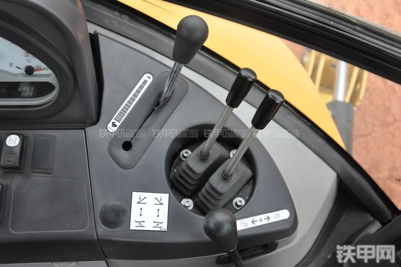 成工866HTC(可伸缩挖掘臂)挖掘装载机局部