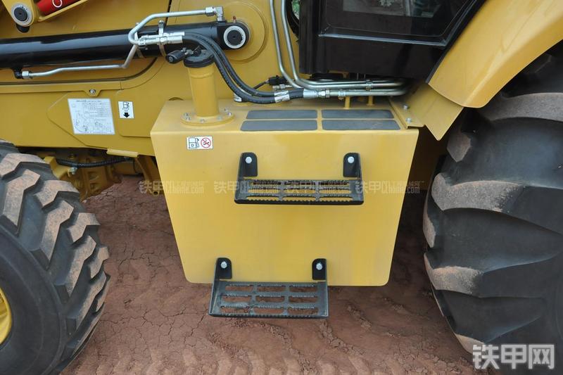 成工866HTC(可伸缩挖掘臂)挖掘装载机局部