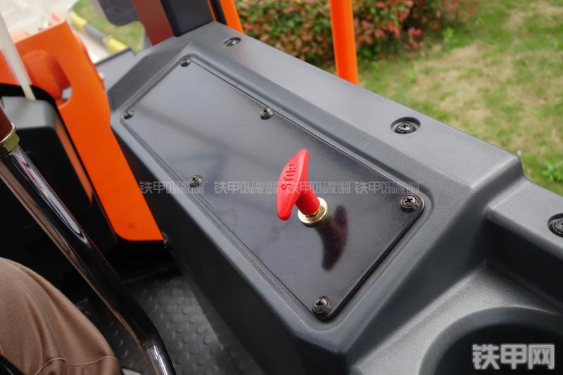 迪万伦DL301装载机局部