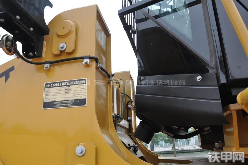 成工ZL50D-3装载机局部