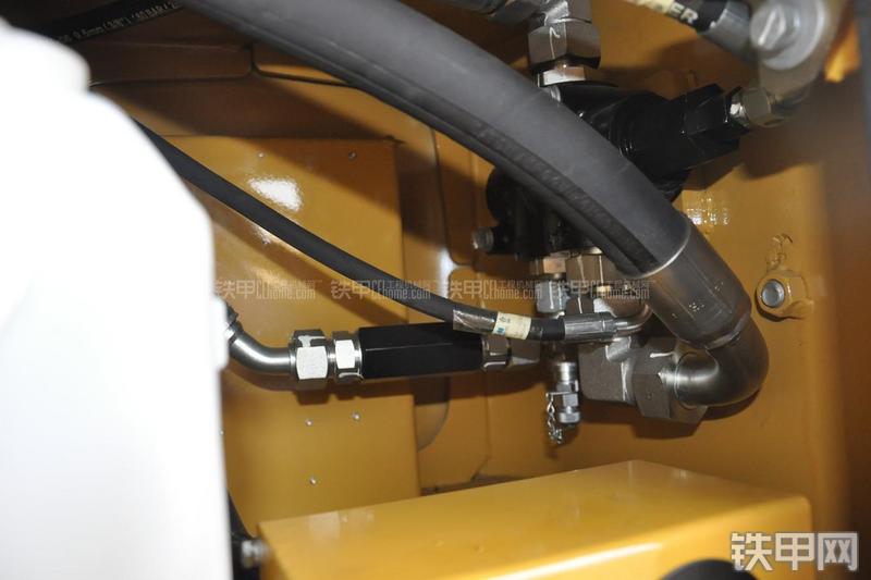 成工ZL50D-3装载机局部