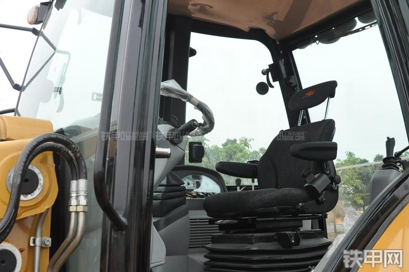 成工866HTC(可伸缩挖掘臂)挖掘装载机局部