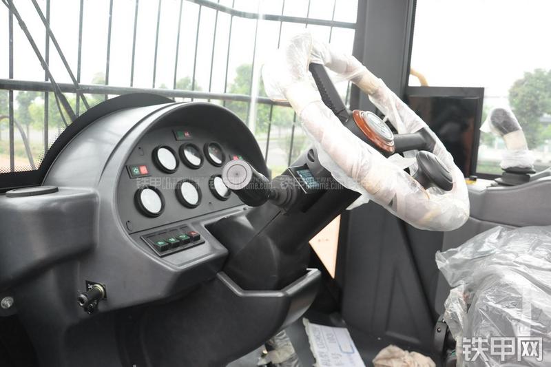 成工ZL50D-3装载机局部