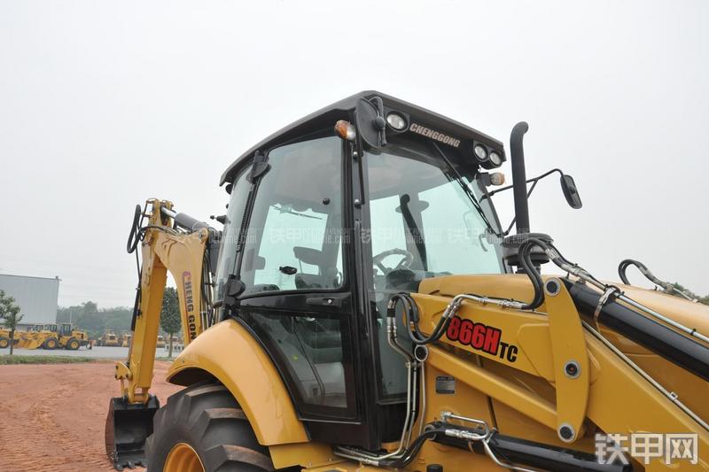 成工866HTC(可伸缩挖掘臂)挖掘装载机局部