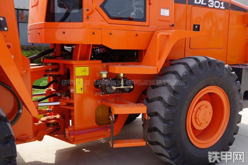 迪万伦DL301装载机局部