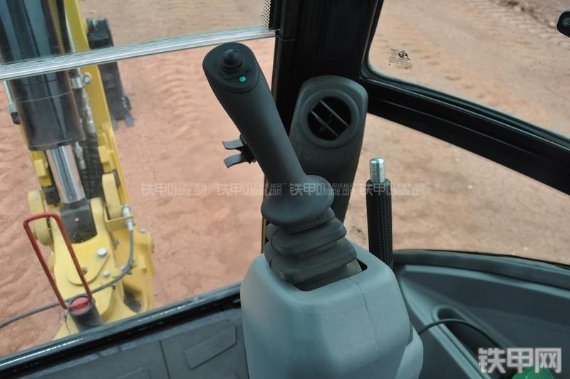 成工866HTC(可伸缩挖掘臂)挖掘装载机局部