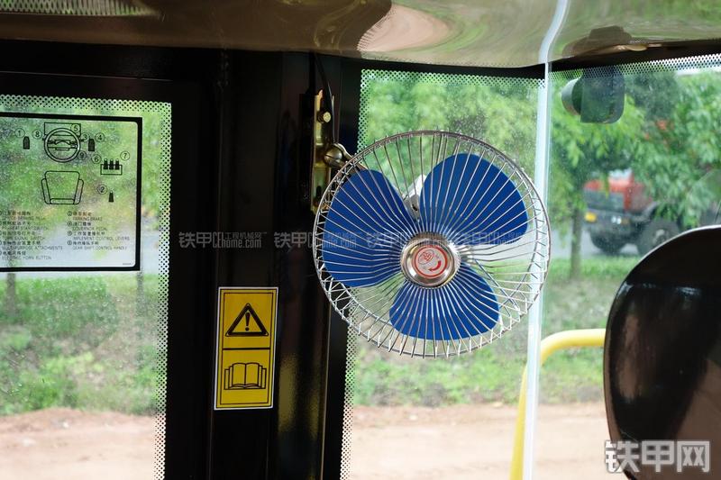 成工ZL50D-3装载机局部