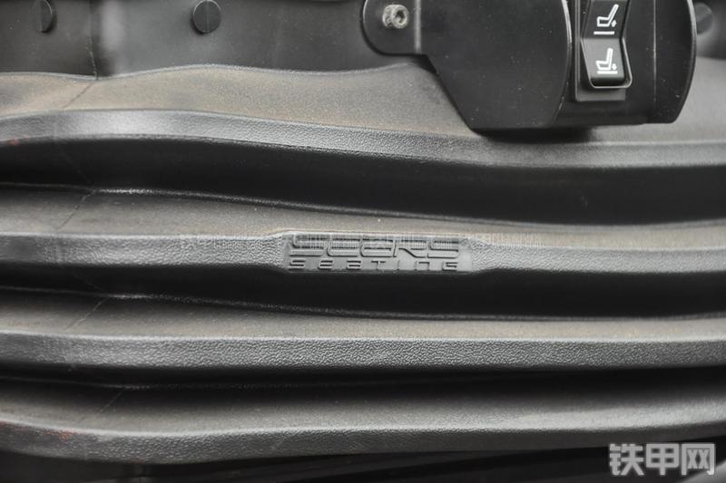 成工866HTC(可伸缩挖掘臂)挖掘装载机局部