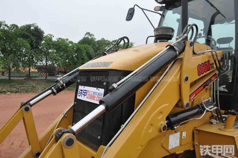 成工866HTC(可伸缩挖掘臂)挖掘装载机局部