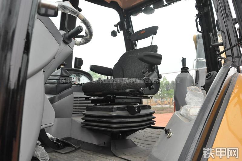 成工866HTC(可伸缩挖掘臂)挖掘装载机局部