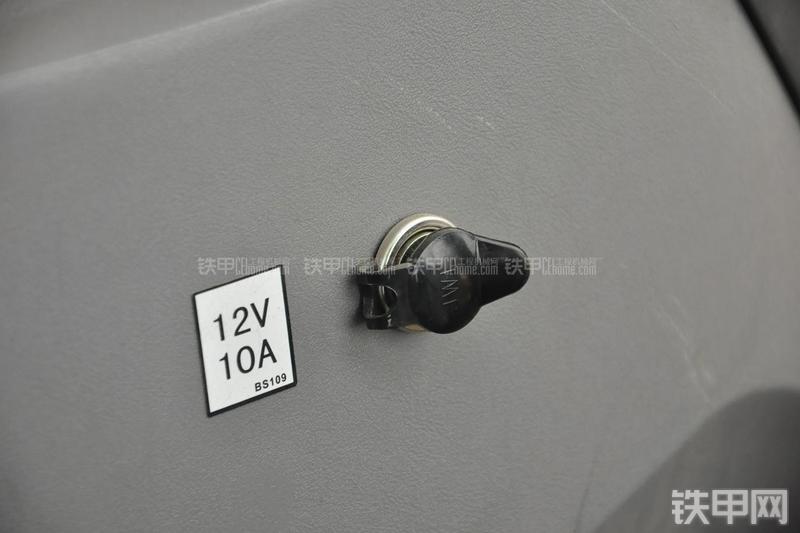 成工866HTC(可伸缩挖掘臂)挖掘装载机局部