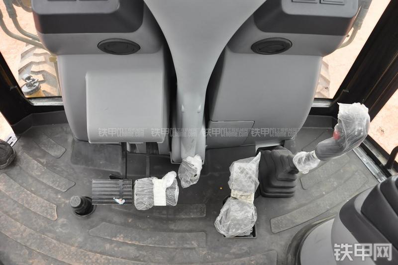 成工866HTC(可伸缩挖掘臂)挖掘装载机局部