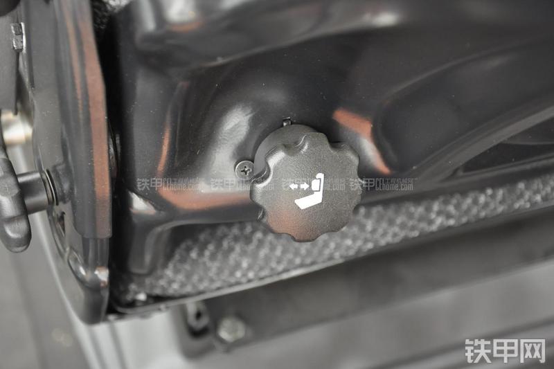 成工866HTC(可伸缩挖掘臂)挖掘装载机局部