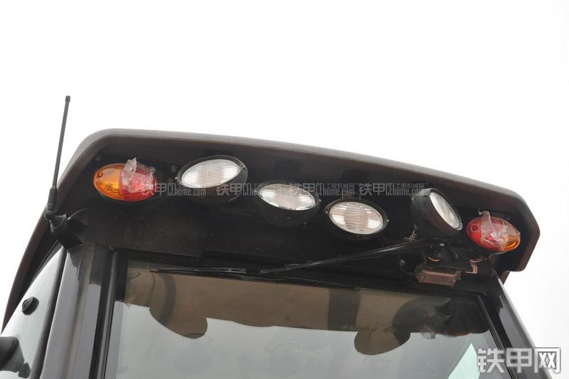 成工866HTC(可伸缩挖掘臂)挖掘装载机局部