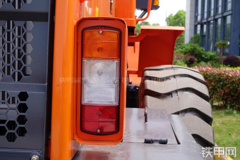 迪万伦DL301装载机局部