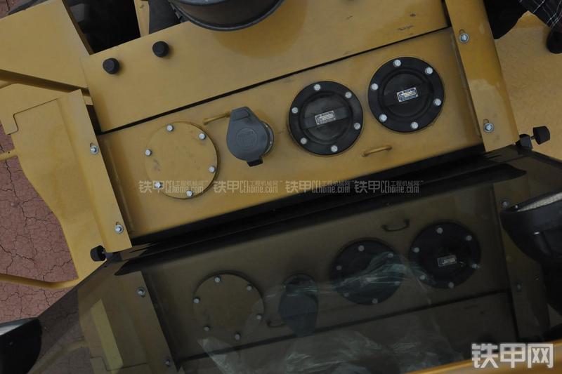 成工ZL50D-3装载机局部