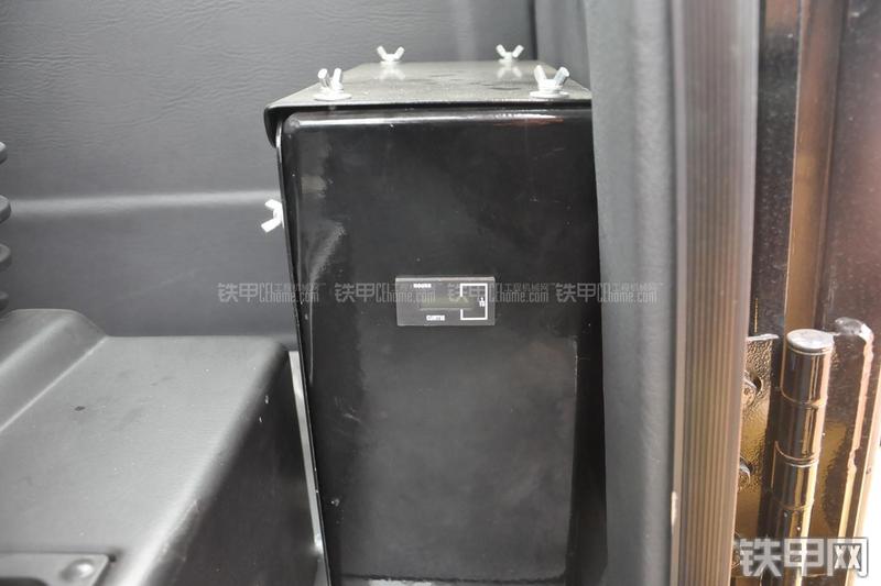 成工ZL50D-3装载机局部