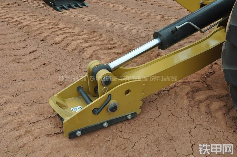 成工866HTC(可伸缩挖掘臂)挖掘装载机局部