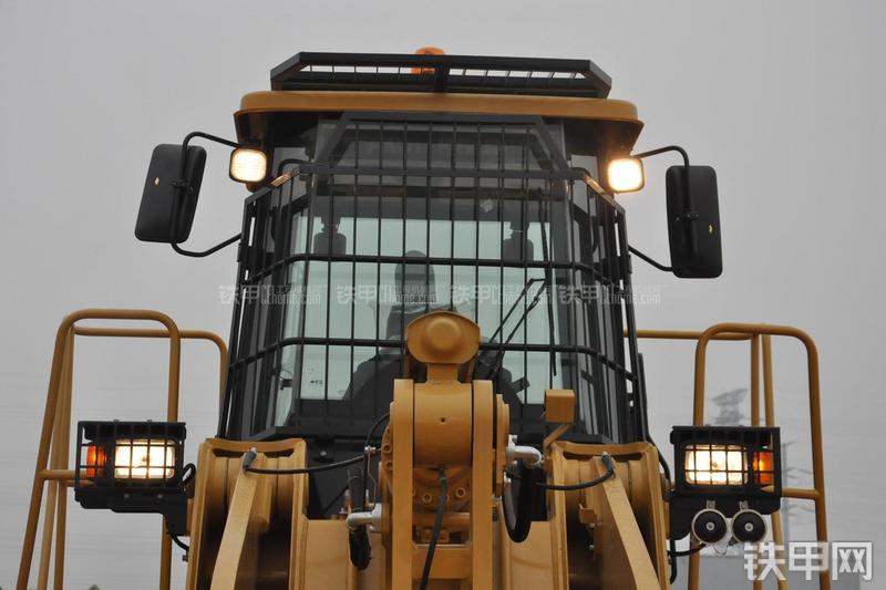 成工ZL50D-3装载机局部