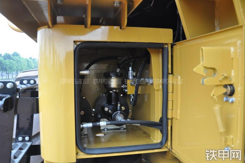 成工ZL50D-3装载机局部