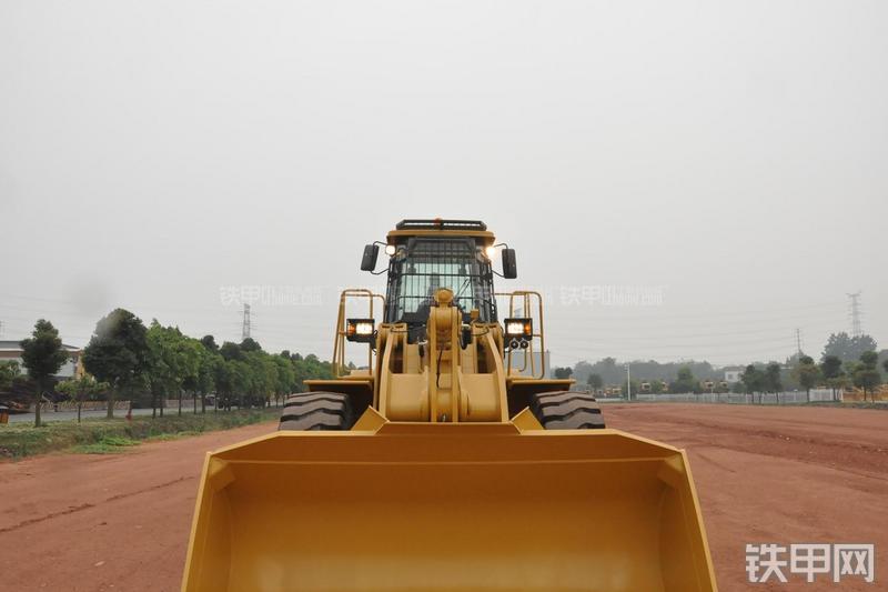 成工ZL50D-3装载机局部