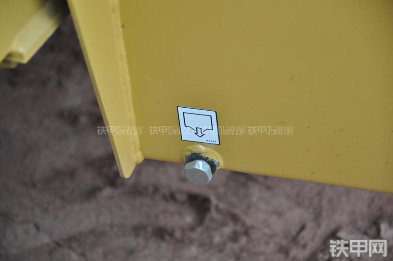 成工866HTC(可伸缩挖掘臂)挖掘装载机局部