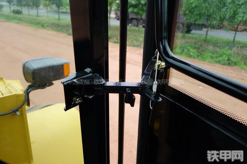 成工ZL50D-3装载机局部