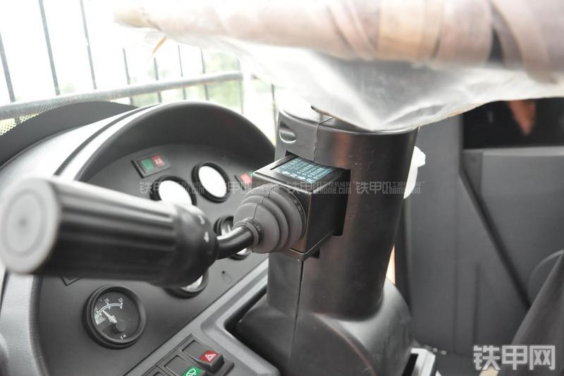 成工ZL50D-3装载机局部