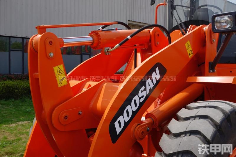 迪万伦DL301装载机局部