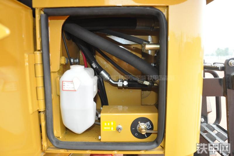 成工ZL50D-3装载机局部